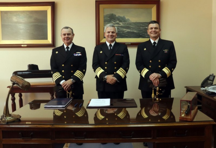 El capitán de navío Juan Pablo Zúñiga izquierda en la firma del acta del traspaso de mando. Foto: Armada de Chile