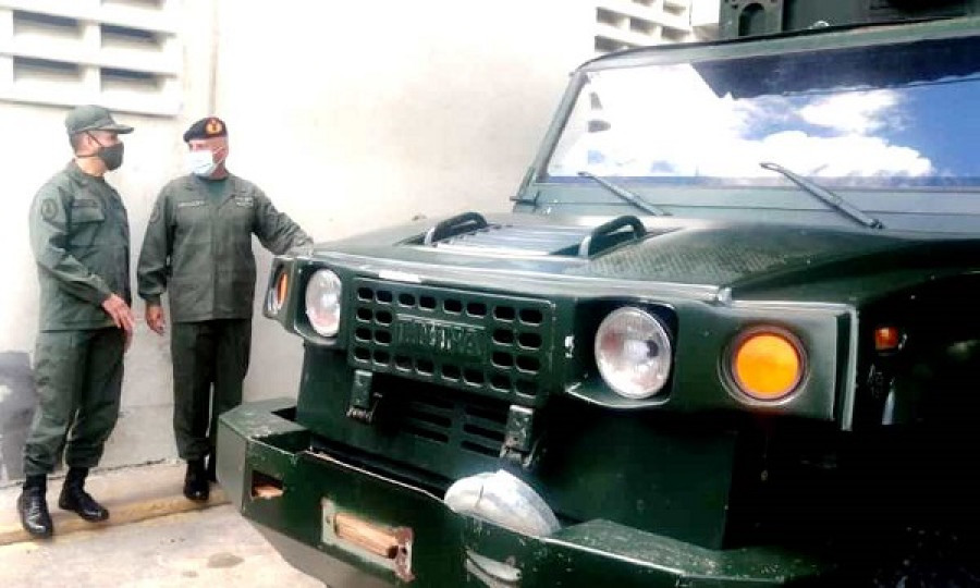 El presidente de Emsoven izquierda inspecciona un vehículo Tiuna. Foto: Infantería de Marina