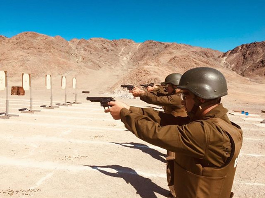 Carabineros alumnos de Antofagasta en práctica de tiro con revólver .38 Special. Foto: Carabineros de Chile