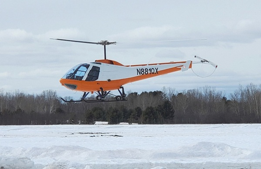 Helicóptero 280FX en vuelos de prueba, en camino para su entrega a la FAP. Foto: Enstrom