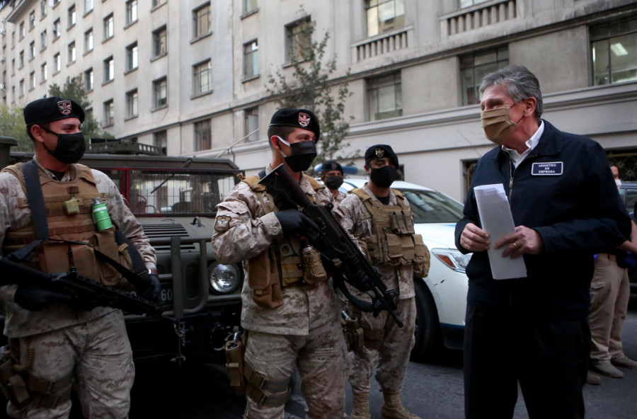 El ministro de Defensa Nacional, Alberto Espina, junto a integrantes de la BOE Lautaro del Ejército de Chile. Foto: Ministerio de Defensa