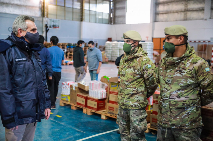 Rossi supervisa el trabajo de las Fuerzas Armadas en Bariloche Río Negro. Foto: Ministerio de Defensa