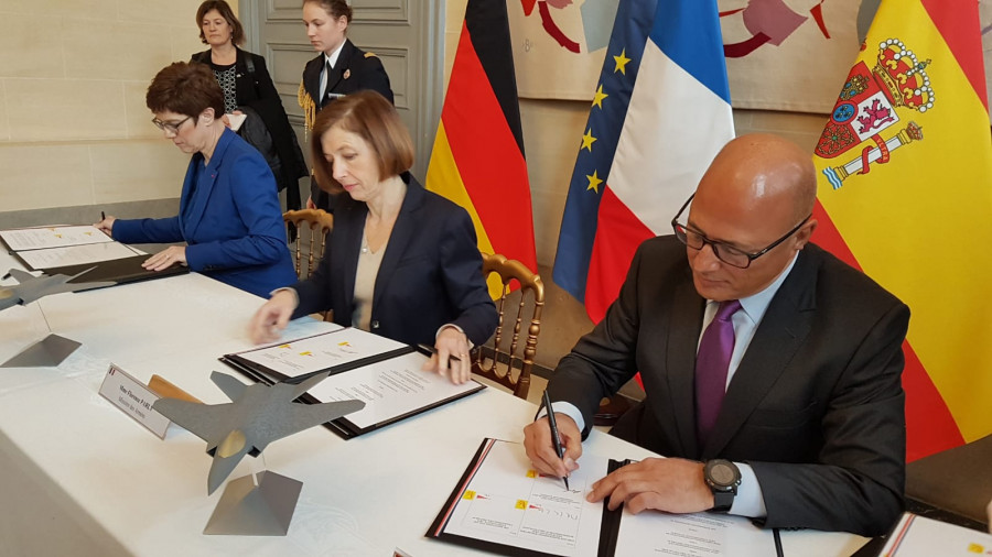 Firma de la carta de intenciones en París. Foto: Ministerio de Defensa