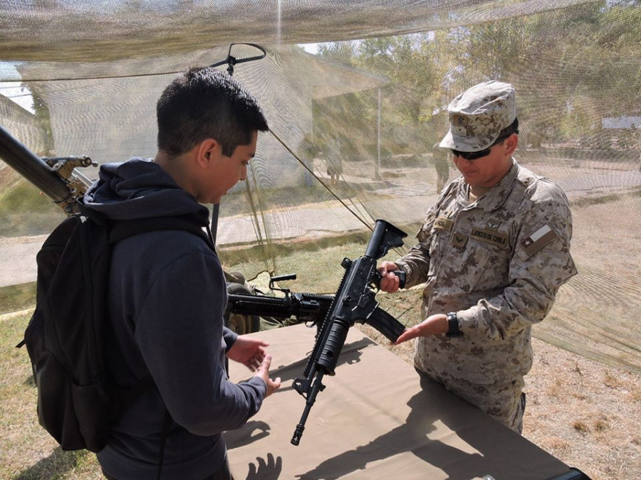 Clase del Ejército de Chile presenta el fusil IWI Galil ACE 22NC a un voluntario del proceso de selección. Foto: Ejército de Chile