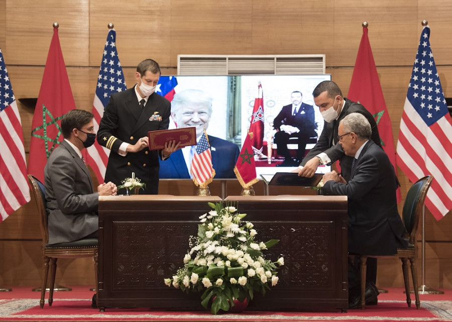 Mark Esper y Abdellatif Ludiyi durante la firma. Foto: Africom