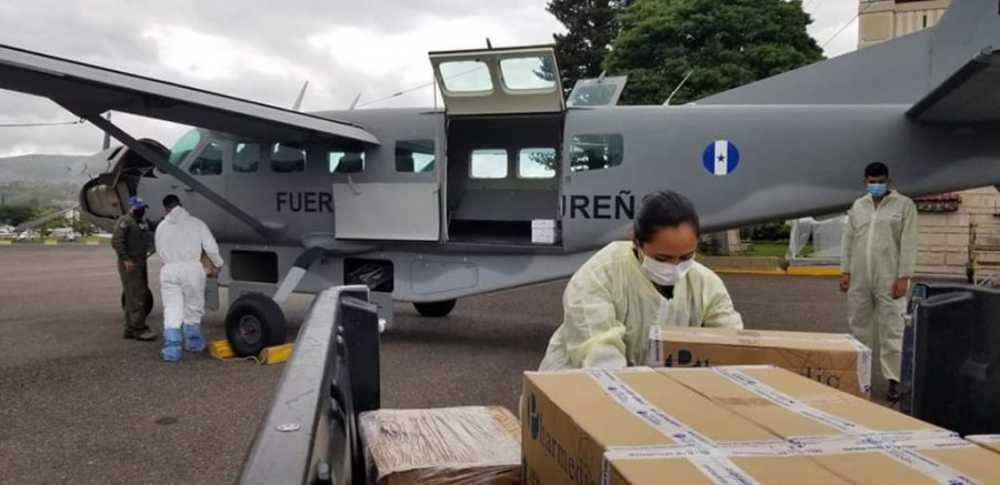 Un Cessna Caravan de la FAH es descargado durante el puente aéreo. Foto: Secretaría de Defensa de Honduras