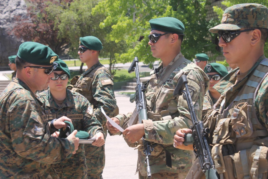 Los efectivos reciben la boina verde que es el emblema distintivo de los especialistas de montaña. Foto: Ejército de Chile