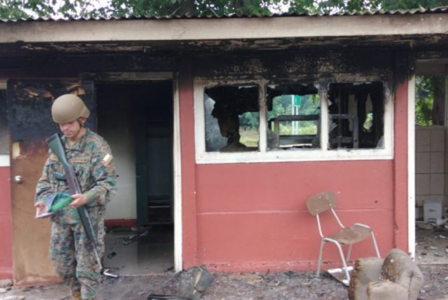 La guardia del recinto resultó con daños por bombas incendiarias. Foto: Infogate
