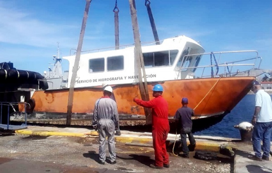 Operación de varada de la lancha hidrográfica 'Punta Perret, en el astillero Ucocar de Puerto Cabello. Foto: Ochina.