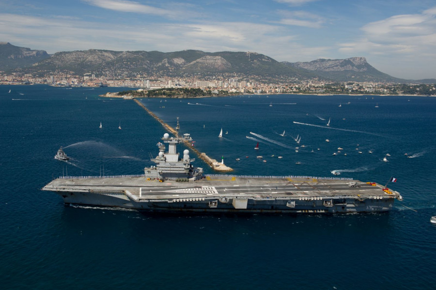 El portaaviones Charles de Gaulle en Tolón. Foto: Marina Nacional francesa