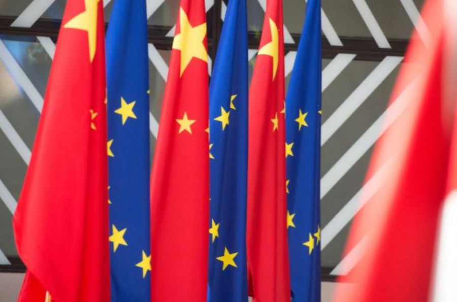 Banderas de China y la UE. Foto: Comisión Europea
