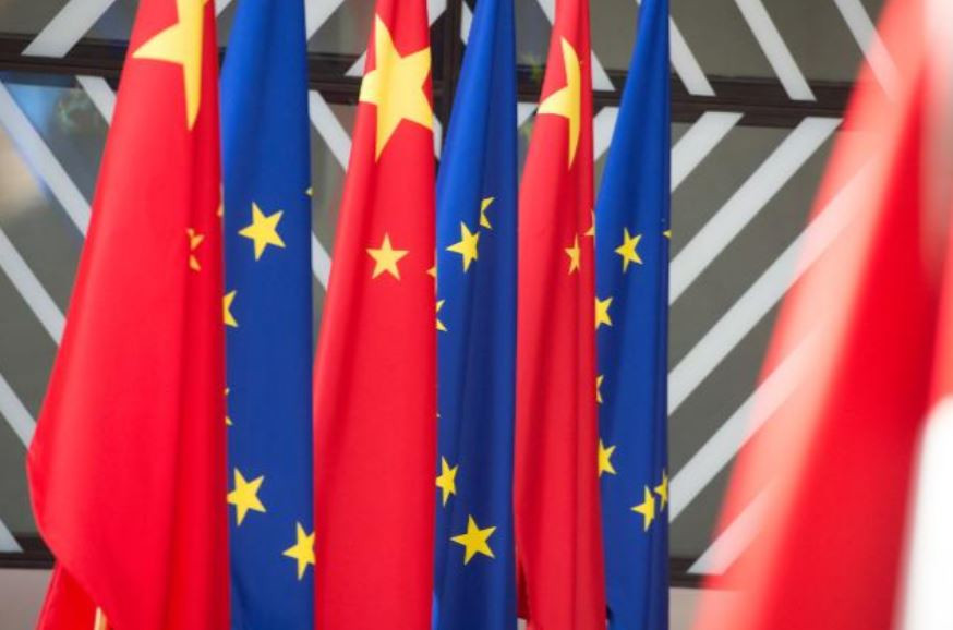 Banderas de China y la UE. Foto: Comisión Europea