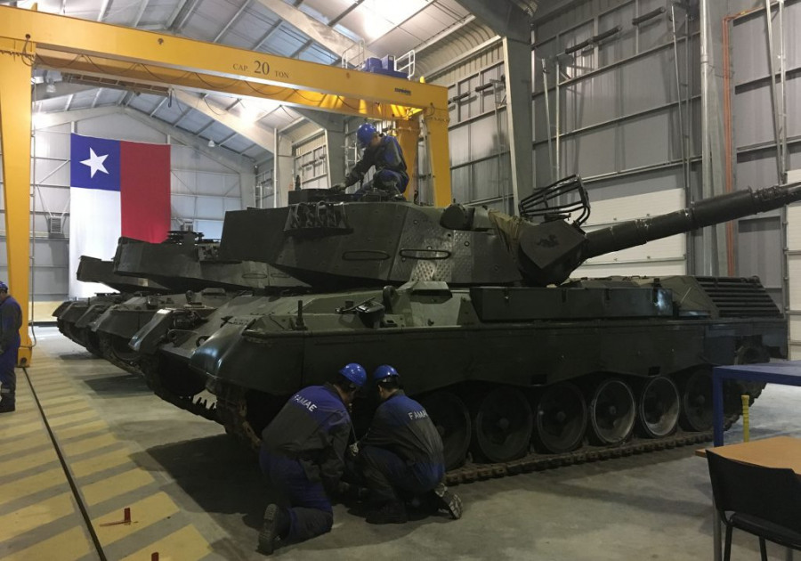 Tanques Leopard 1V recibiendo mantenimiento en el CMIF Punta Arenas. Foto: Famae