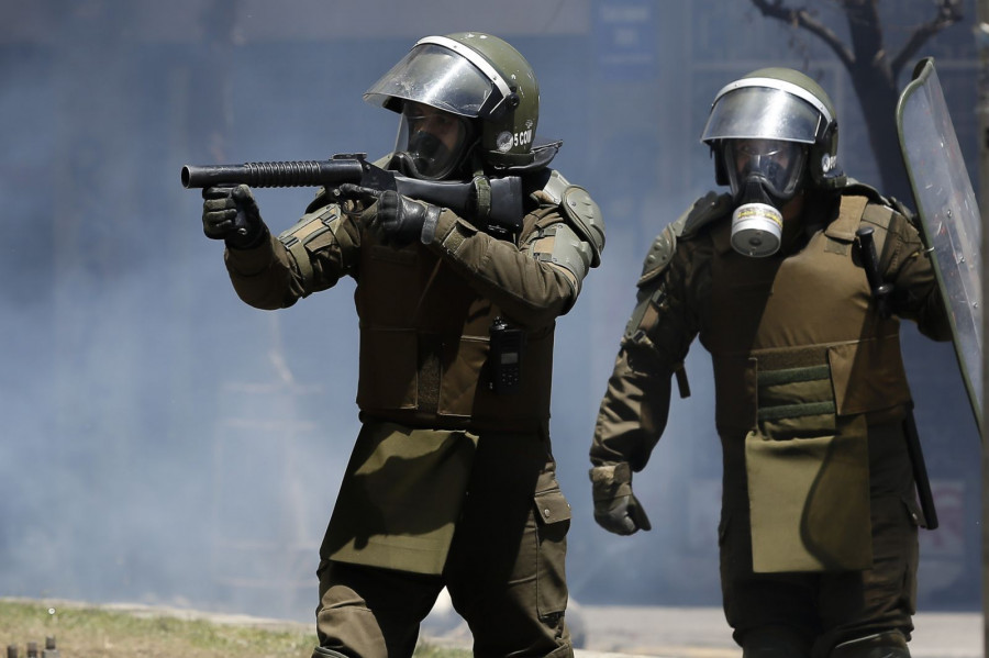 Personal policial en labores de control del orden público en Concepción. Foto: Esteban Paredes Aton