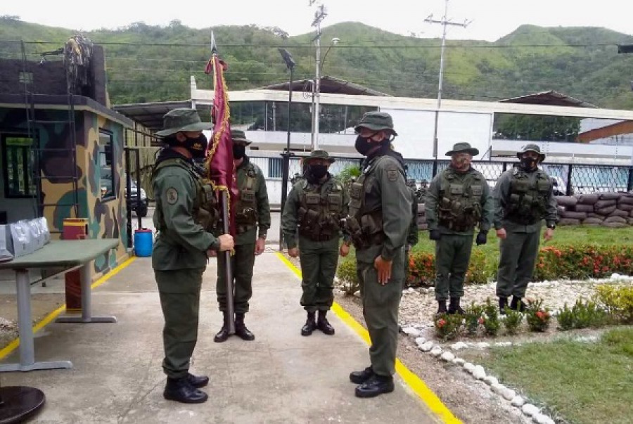 Entrega del estandarte al comandante de la nueva unidad táctica. Foto: Guardia Nacional de Venezuela