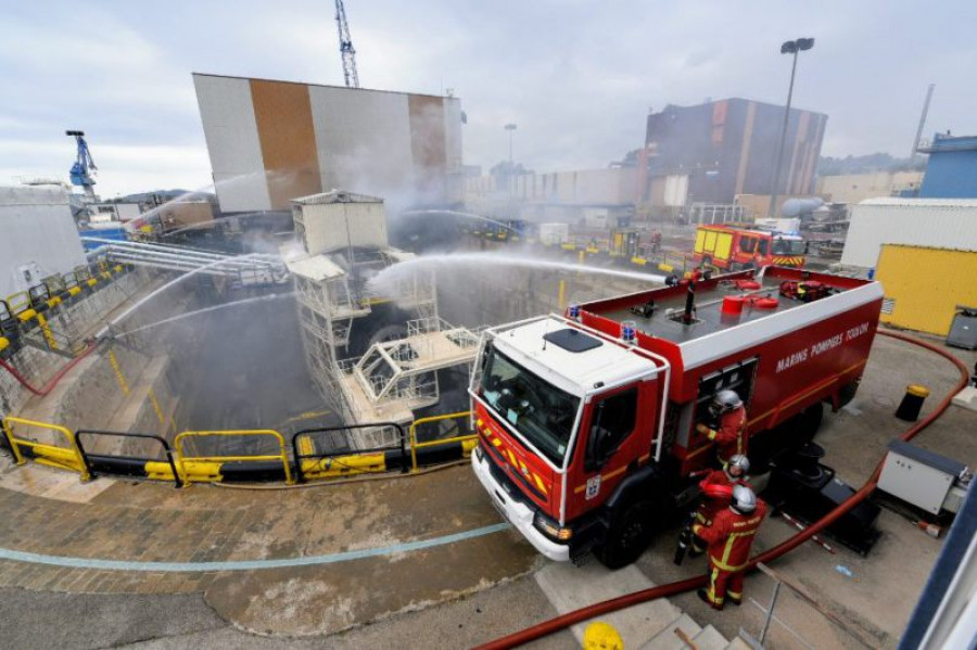 Los bomberos apagan el incendio en el submarino Perle. Foto. Ministerio de las Fuerzas Armadas de Francia