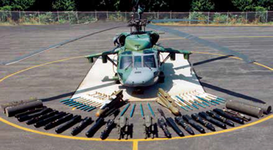 El ABH Armed Black Hawk muestra su amplia gama de armamento disponible.