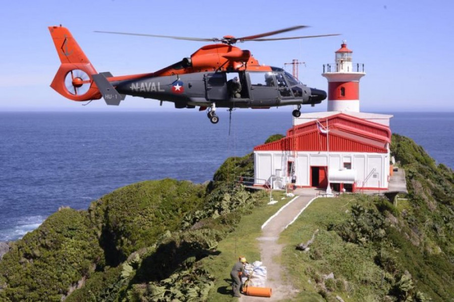 Helicóptero Airbus AS365 F1 Dauphin en tareas de aprovisionamiento del faro Cabo Raper. Foto: Armada de Chile