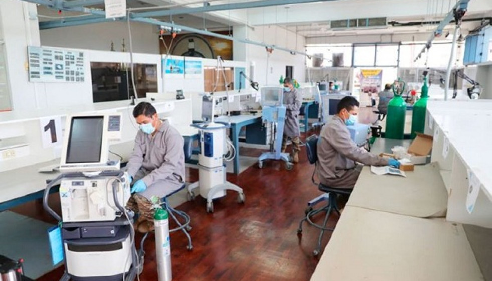 Técnicos de Selec trabajan en ventiladores mecánicos del Ministerio de Salud. Foto: Diario Oficial El Peruano