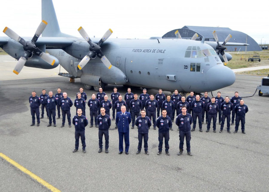 A bordo de un Lockheed Martin KC-130R Hercules, la dotación realizó una escala en Punta Arenas. Foto: FACh
