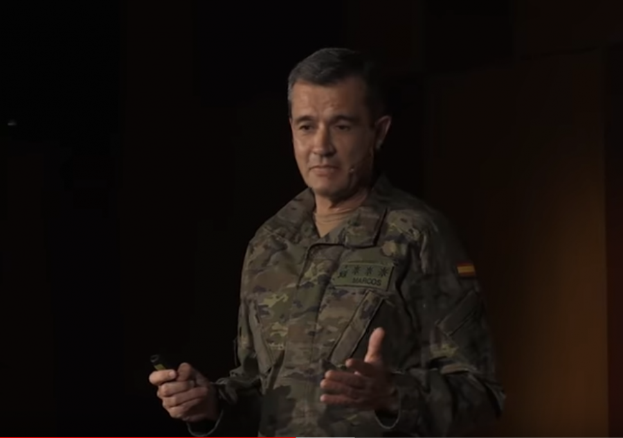 General Marcos Izquierdo en un discurso durante su etapa como coronel. Foto: Tedx