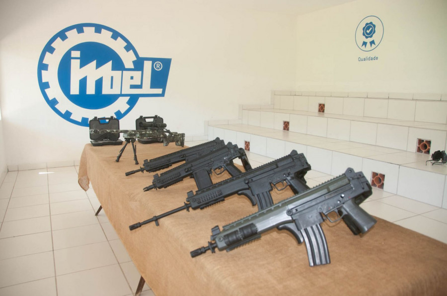 Infodefensa probó las armas fabricadas por Imbel en Itajubá. Foto: Roberto Caiafa