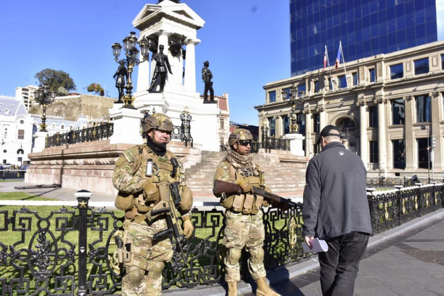 Infantes de Marina en labores de seguridad en el monumento a Los Héroes de Iquique en Valparaíso. Foto: Armada de Chile
