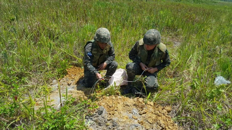 Técnicos en explosivos de las Fuerzas Armadas de Honduras preparan un área para inhabilitar. Foto: Secretaría de Defensa de Honduras