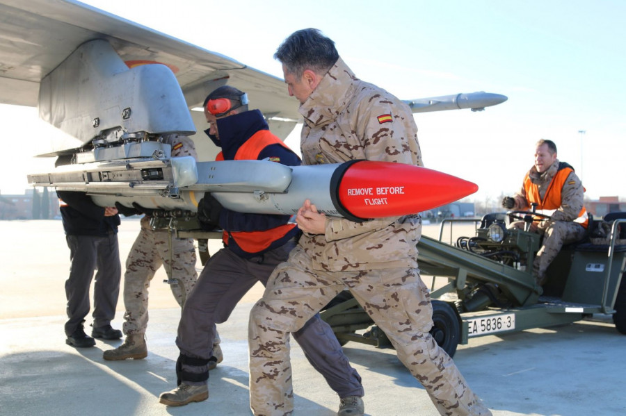 Armeros del Ala 12 montan un misil AIM-120 Amraam en un caza F-18. Foto: Ejército del Aire