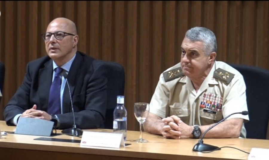 El Sedef, Ángel Olivares, y el JEME, general Varela, en la clausura del foro. Foto: Infodefensa.com