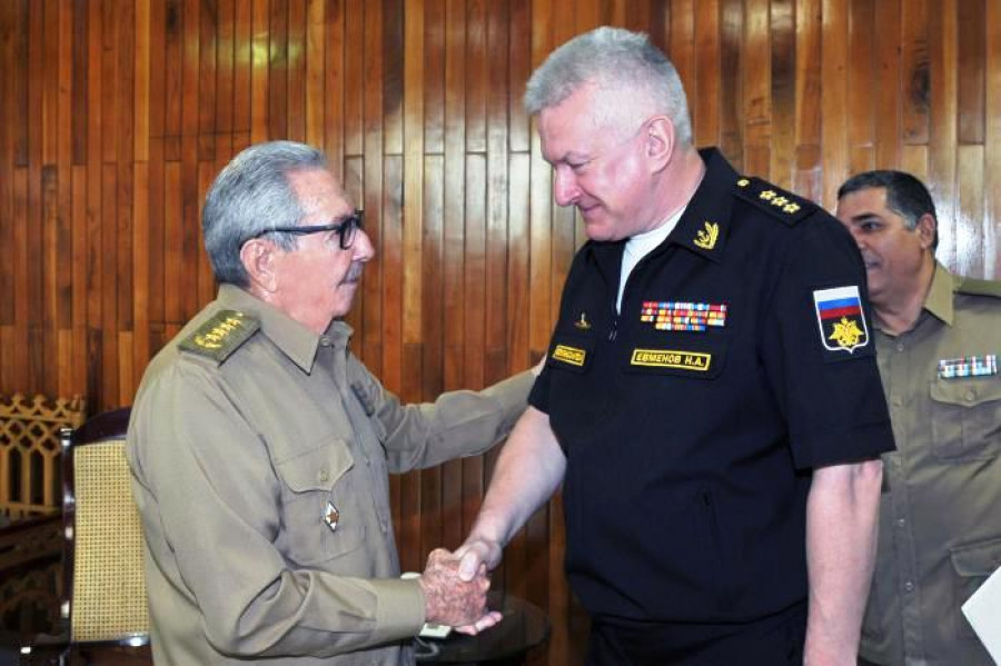 El general Raul Castro y el almirante Nikolay Yevmenov, durante su reciente encuentro en La Habana. Foto: Estudios Revolución.