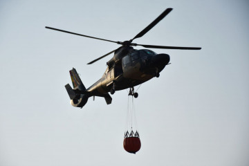 Un helicóptero Harbin H425 del Ejército de Bolivia dotado de un Bambi Bucket, levanta vuelo. Foto: Agencia Boliviana de Información.