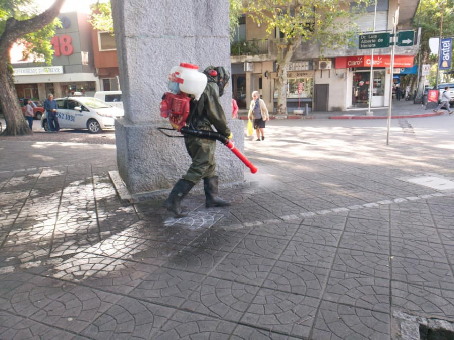 Efectivos del Ejército uruguayo desinfectando las calles. Foto: Batallón de Infanteria 13