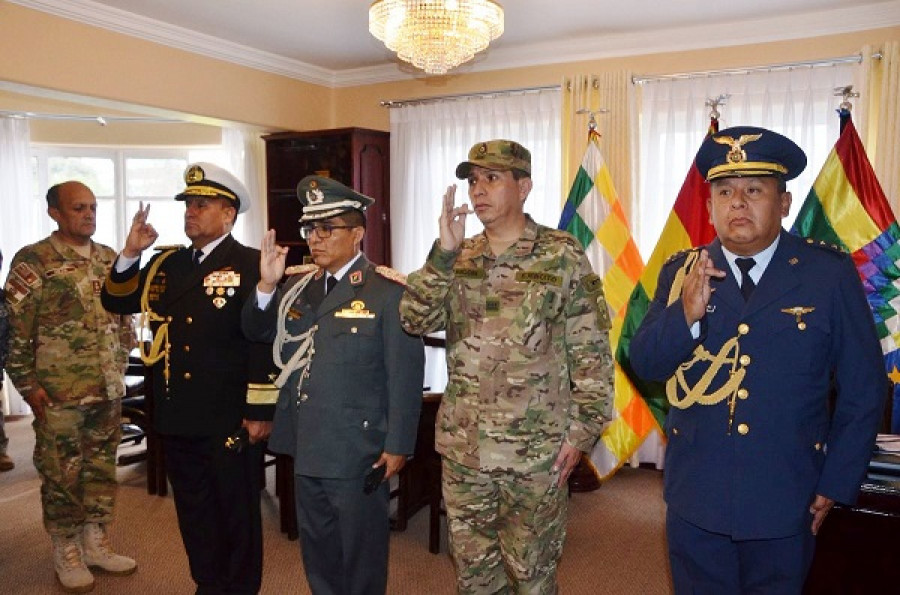 Los nuevos directores en el acto de juramentación. Foto: Agencia Boliviana de Información.