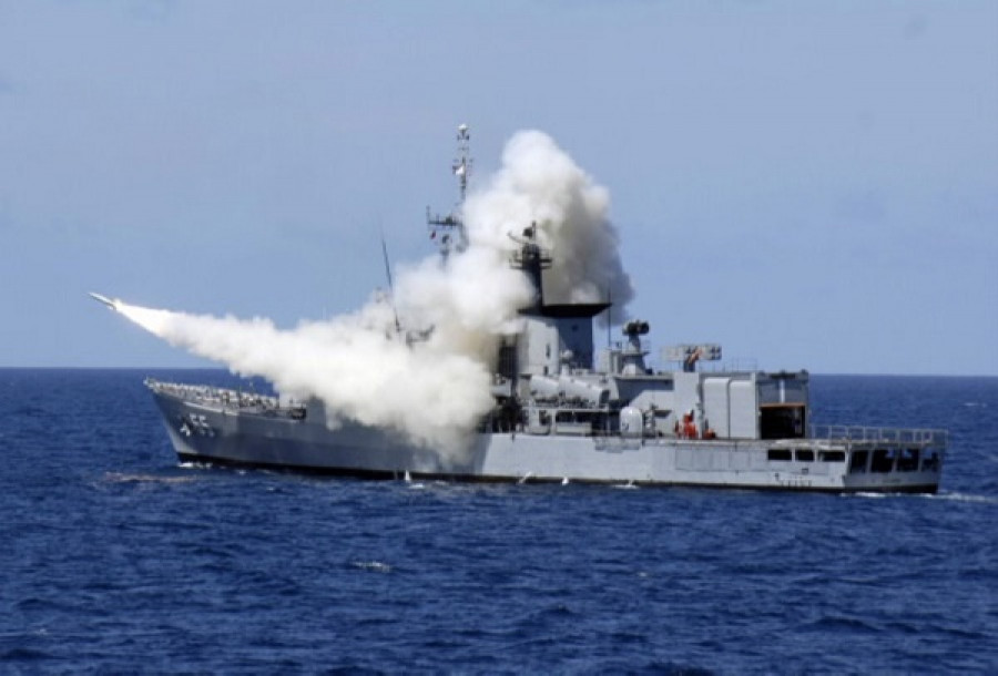 Disparo de prueba de misil Otomat Mk2 a finales de 2008. Foto: Marina de Guerra del Perú