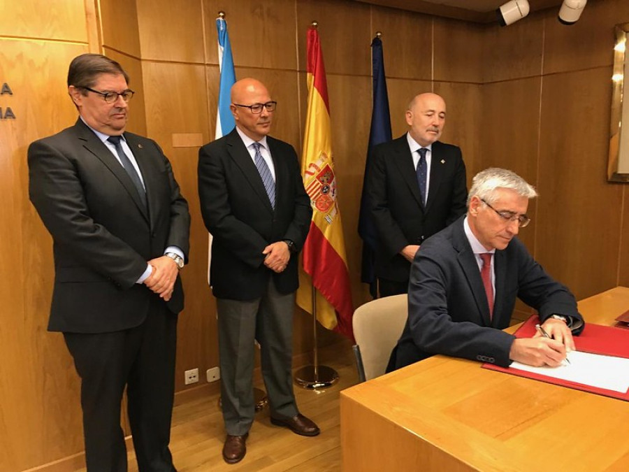 El rector de la Universidad de A Coruña Izq. y el secretario de estado de Defensa centro. Foto: Defensa