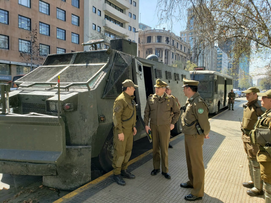 El general Rozas dialoga con integrantes de la Prefectura COP de Carabineros. Foto: Carabineros