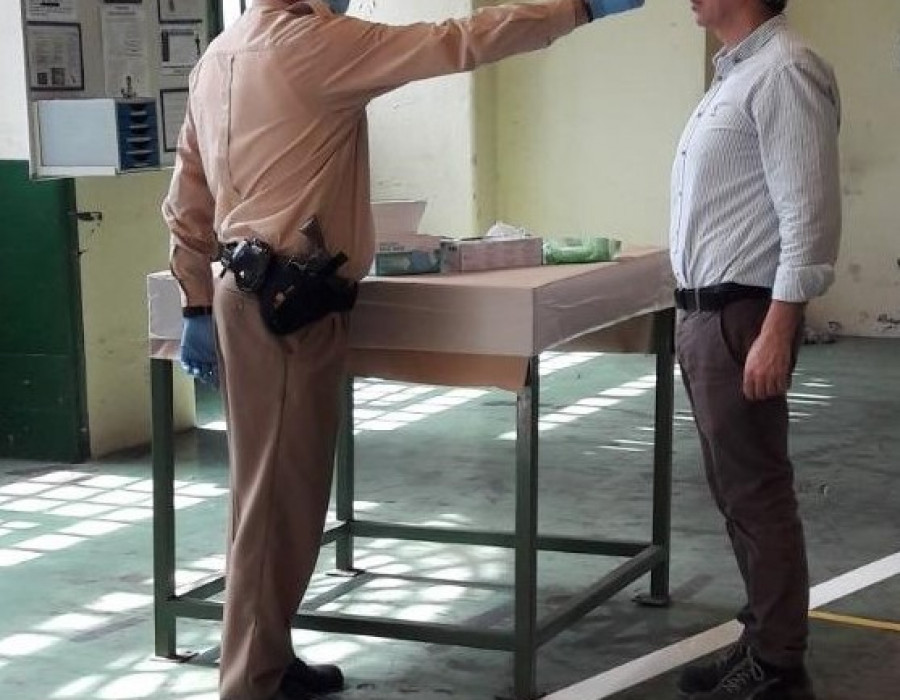 Toma de temperatura al personal de los centros. Foto: Santa Bárbara Sistemas