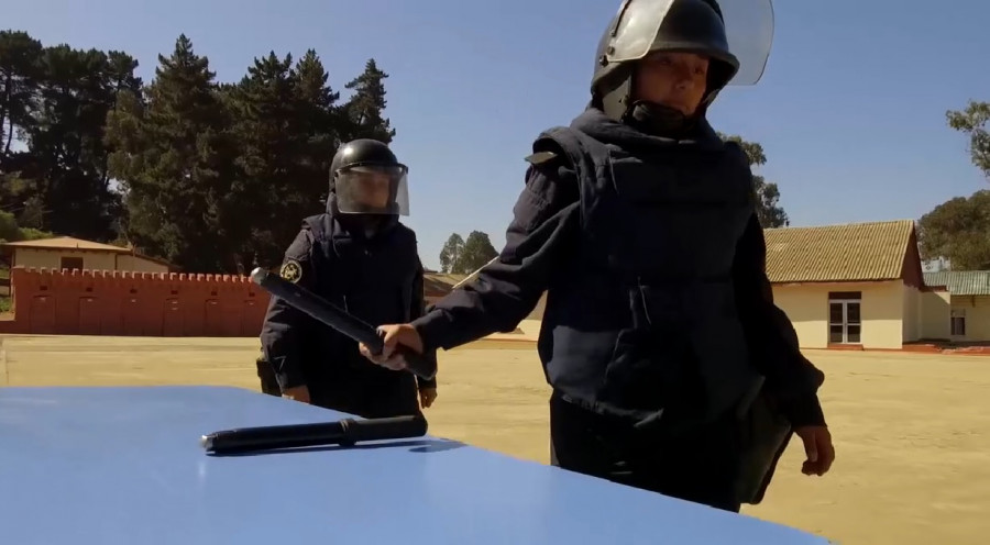 Los bastones serán usados por el personal de guardia, que cubre vigilancia o efectúa labores de Policía Militar. Imagen: Armada de Chile