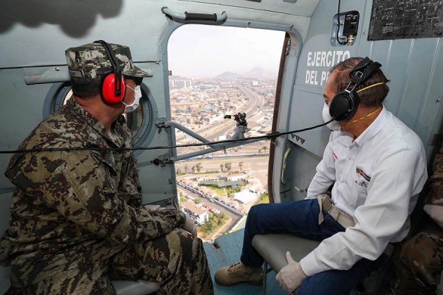 El ministro Martos y el comandante general del Ejército sobrevuelan Lima. Foto: Ministerio de Defensa del Perú