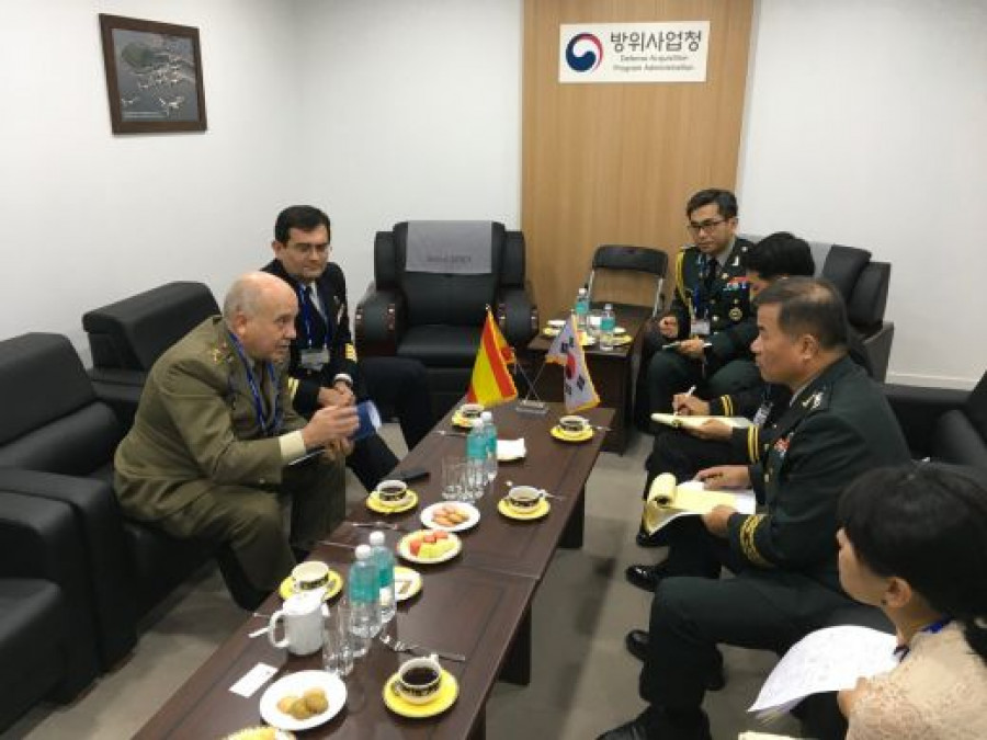 López en una reunión con representantes de Corea del Sur. Foto: Ministerio de Defensa.