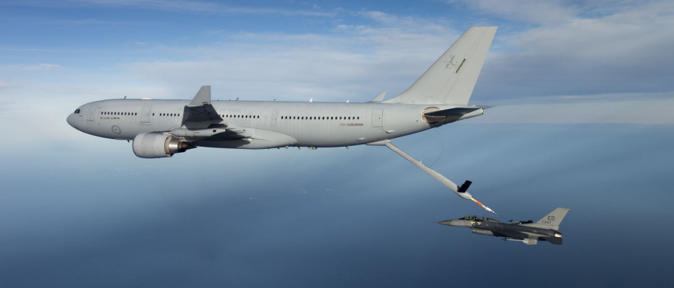 Un F-16 de la USAF es reabastecido por un Airbus A330 MRTT KC-30A de la Real Fuerza Aérea de Australia. Foto: USAF