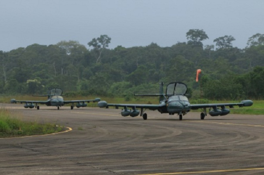Dos aviones A-37B de la Fuerza Aérea en la pista de la base aérea de Puerto Maldonado. Foto: Comando Conjunto de las Fuerzas Armadas.