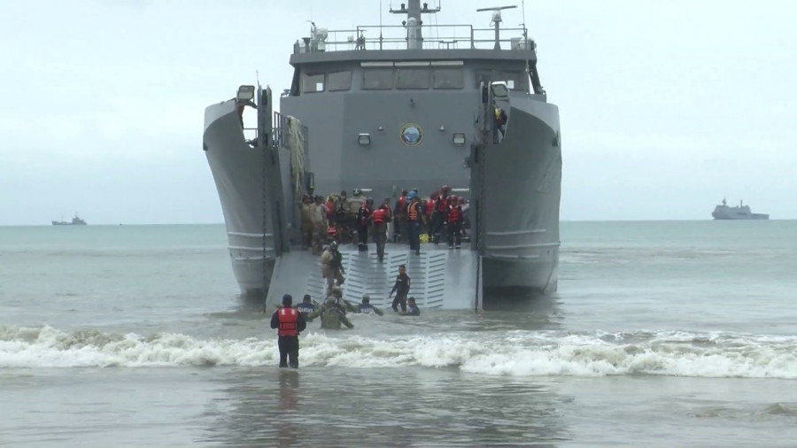 El BDA ARC Bahía Málaga en los ejercicios. Fotos Armada del Ecuador