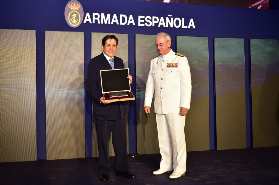Emilio Andreu recoge el galardón a la Apdef. Foto: Armada española
