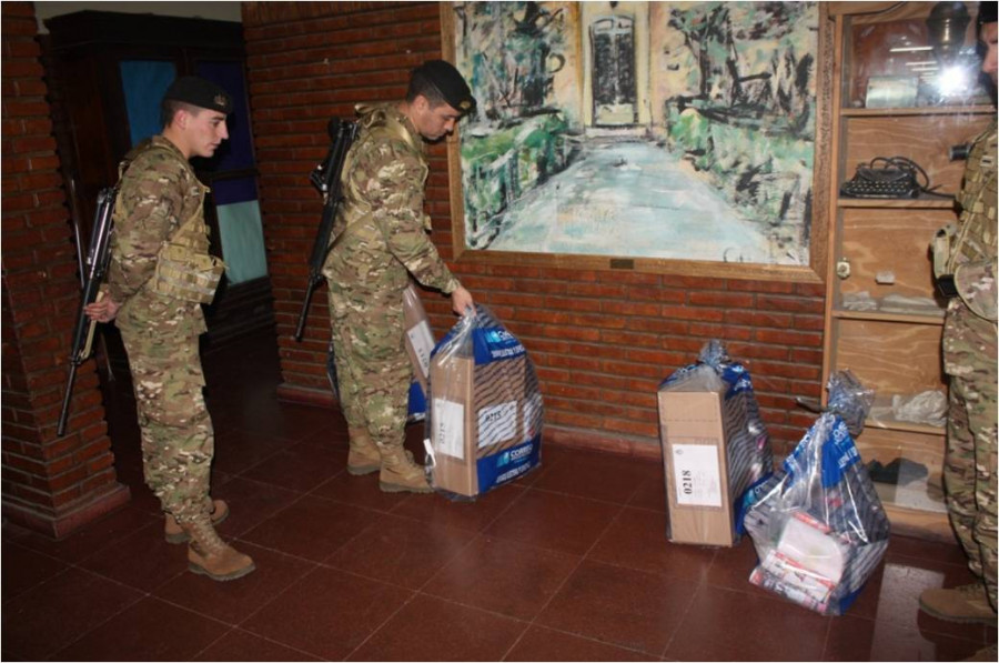 Elmomento en el que se entregan las urnas. Foto: Ministerio de Defensa.