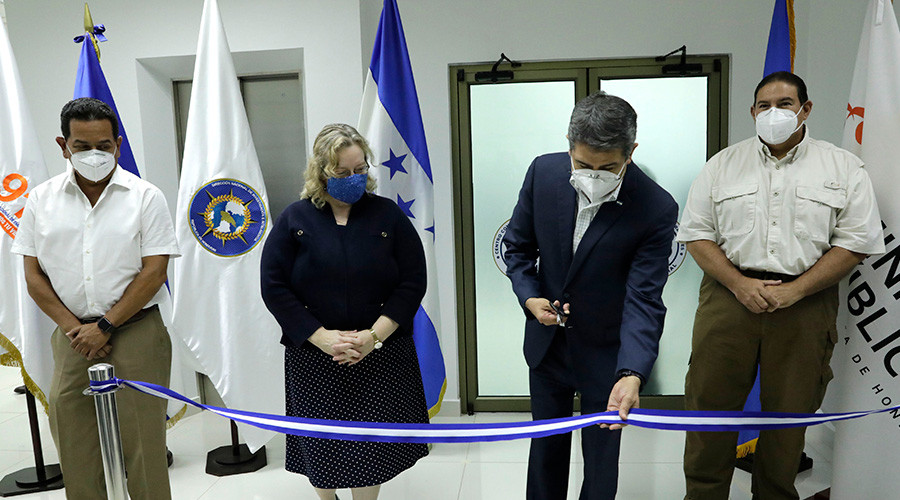 El presidente Hernández y la encargada de negocios de EEUU, Colleen Hoey, en la inauguración del centro. Foto: Presidencia