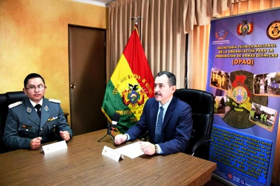 El viceministro Mario Peinado Der. durante el encuentro regional virtual. Foto: Ministerio de Defensa de Bolivia.