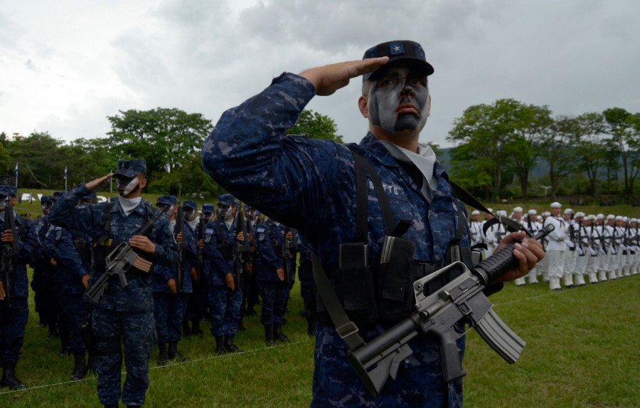 Efectivos militares salvadoreños en formación. Foto: Presidencia de El Salvador.