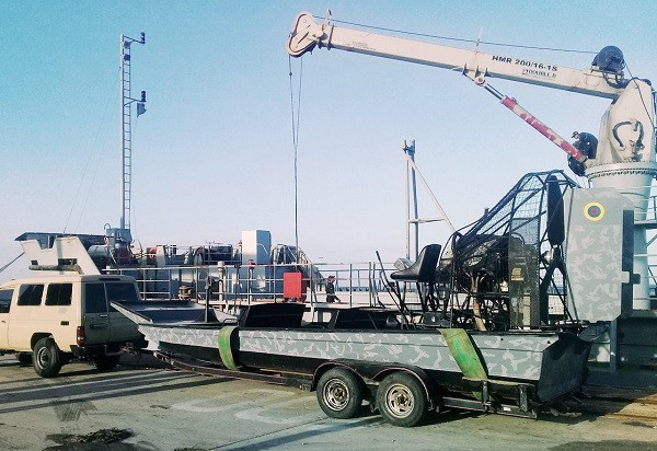 Desembarco de una lancha fluvial tipo airboat´ en Maracaibo, reparada por Ucocar. Foto: Armada de Venezuela.